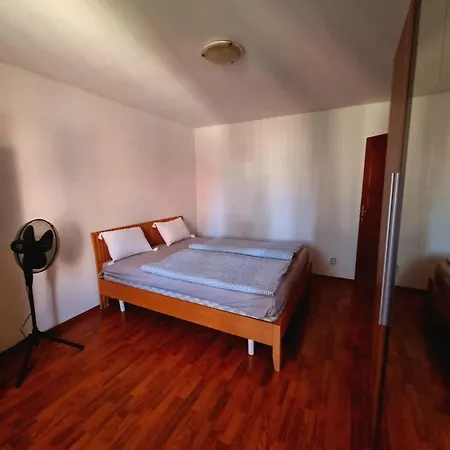 Big Huge Center 84m Nivy Apartment Pressburg