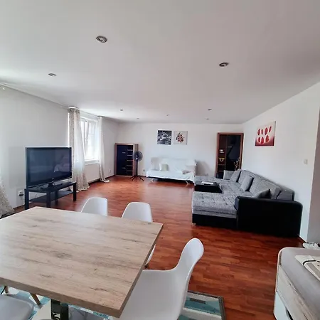 Big Huge Center 84m Nivy Pressburg